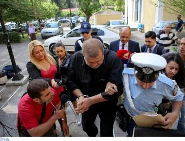 Στον εισαγγελέα οδηγήθηκε ο 65χρονος οδηγός της νταλίκας που σκόρπισε τον θάνατο στον Κηφισό (φωτο)